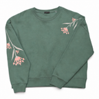 Salbeigrünes Berlin Sweatshirt mit rosa Blumen-Fernsehturmmuster, liegend